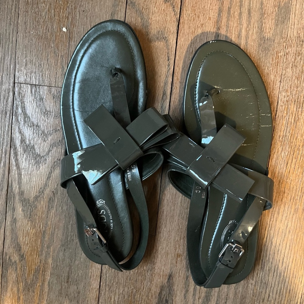 Tod’s olive patent bow sandals